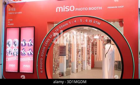 SEOUL, SÜDKOREA - 11. OKTOBER 2025 - Miso Photo Booth zeigt K-Fotobeispiele und Objektivspezifikationen in einer Seoul Entertainment-Abteilung Stockfoto