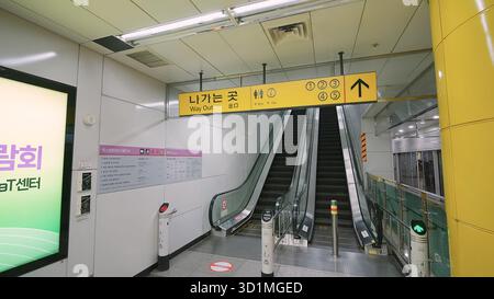 SEOUL, SÜDKOREA - 11. OKTOBER 2025 - Rolltreppen, die in einer modernen U-Bahn-Station Seoul hinauf führen Stockfoto
