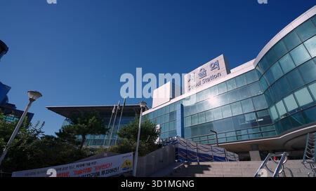 SEOUL, SÜDKOREA - 11. OKTOBER 2025 - das moderne Gebäude der Seoul Station reflektiert Sonnenlicht vor einem blauen Himmel Stockfoto