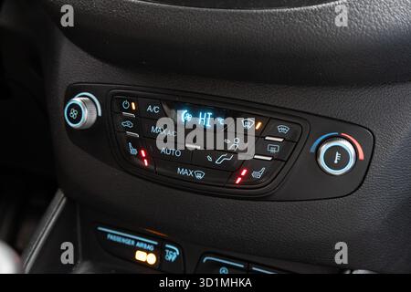 Nahaufnahme der Bedienkonsole der Fahrzeugklimatisierung mit hoher Temperatureinstellung Stockfoto