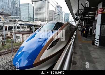 Tokio, Japan - 11. Oktober 2025: Shinkansen ist eine japanische Version des Hochgeschwindigkeitszugs, der vom Bahnhof Tokio nach Kanazawa fährt Stockfoto