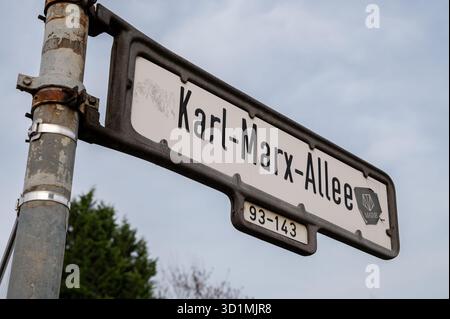22.11.2023, Berlin, Deutschland, Europa - Straßenschild auf der Karl-Marx-Allee (ehemals Stalinallee) im ehemaligen Ostberliner Stadtteil Friedrichshain. Stockfoto