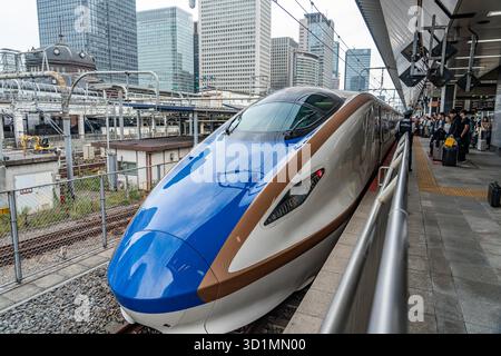 Tokio, Japan - 11. Oktober 2025: Shinkansen ist eine japanische Version des Hochgeschwindigkeitszugs, der vom Bahnhof Tokio nach Kanazawa fährt Stockfoto