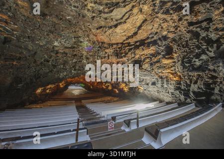Los Jameos Konzerthalle entworfen von Cesar Manrique als Touristenattraktion in Lavahöhle des Höhlensystems im Kulturzentrum Jameos del Agua, Lava tunne Stockfoto