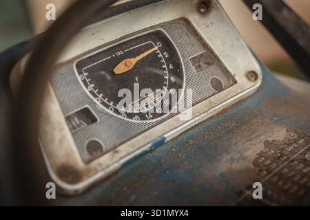Armaturenbrett des alten Traktors Detail Aufnahme Stockfoto