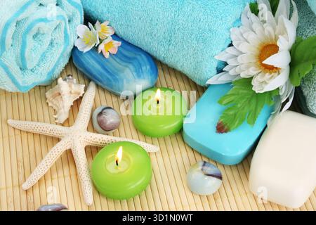 Handtücher, Seife, Blumen, Kerzen Stockfoto