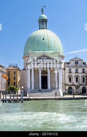 Venedig, Veneto - Italien - 06-09-2021: Historische venezianische Kirche San Simeone Piccolo am Kanal mit einer markanten grünen Kuppel unter klarem blauen Himmel Stockfoto