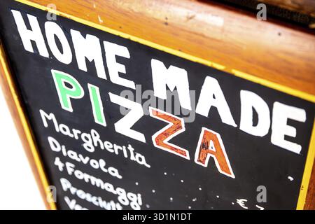 Venedig, Veneto - Italien - 06-10-2021: Nahaufnahme eines bunten Schildes mit „HAUSGEMACHTE PIZZA“ mit den unten aufgeführten Sorten Stockfoto