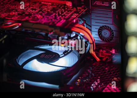 LOS ANGELES, USA 25. APRIL 2021: Gaming-pc-Inneneinrichtung mit rgb-Lüfter beleuchtet Stockfoto