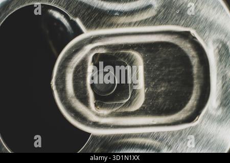 Aluminium Dose Top Makro. Öffnungsmechanismus auf einer Getränkedose aus Aluminium. Lasche an der Getränkedose ziehen. Dose Limonade Makroansicht Stockfoto