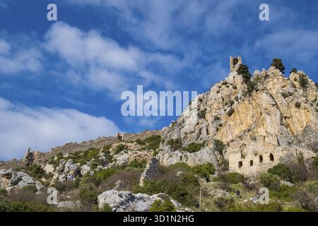 Kyrenia-Gebirge, Zypern - 10. Januar 2020: Die Burg Saint Hilarion, die auf dem Kyrenia-Gebirge liegt, in Zypern in der Nähe von Kyrenia Stockfoto