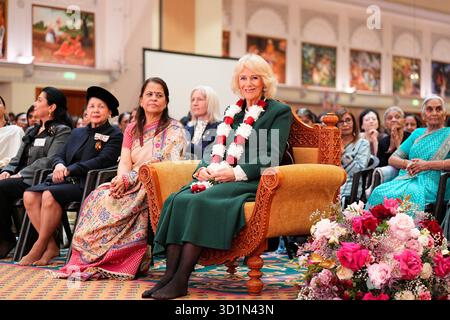 Königin Camilla lächelt, als sie und König Karl III. Bei einem Besuch des BAPS Shri Swaminarayan Mandir (bekannt als der „Neasden-Tempel“) in Neasden, London, von Kindern aus der Gemeinde begrüßt werden. König Karl III. Und Königin Camilla werden spirituelle Zeremonien beobachten, Vertreter von Gemeinschafts- und Sozialinitiativen treffen, mit denen der Tempel arbeitet, bevor sie Mitglieder der Gemeinde treffen. Bilddatum: Mittwoch, 29. Oktober 2025. Stockfoto