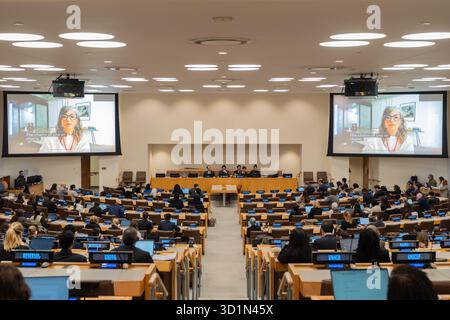 New York, Usa. Oktober 2025. Francesca Albanese, UN-Sonderberichterstatterin für die Menschenrechtssituation in dem seit 1967 besetzten palästinensischen Gebiet (Opt), spricht praktisch, seit ihr die Einreise in die USA verweigert wurde, während sie dem Dritten Ausschuss der Generalversammlung im Hauptquartier der Vereinten Nationen Bericht vorlegt. (Foto: Lev Radin/Pacific Press) Credit: Pacific Press Media Production Corp./Alamy Live News Stockfoto