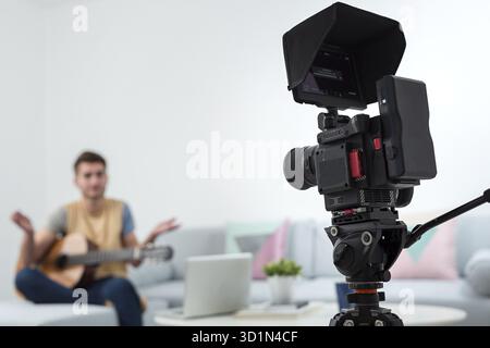 Junge männliche Hipster blogger Video zu Hause Stockfoto