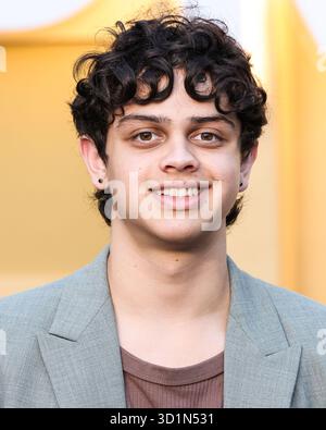 HOLLYWOOD, LOS ANGELES, KALIFORNIEN, USA - 28. OKTOBER: Der US-amerikanische Schauspieler Isaac Ordonez kommt bei der Weltpremiere von Netflix's „in Your Dreams“ am 28. Oktober 2025 im Egyptian Theatre Hollywood in Hollywood, Los Angeles, Kalifornien, USA. (Foto: Xavier Collin/Image Press Agency) Stockfoto