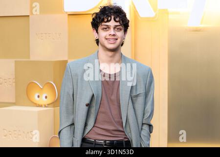 HOLLYWOOD, LOS ANGELES, KALIFORNIEN, USA - 28. OKTOBER: Der US-amerikanische Schauspieler Isaac Ordonez kommt bei der Weltpremiere von Netflix's „in Your Dreams“ am 28. Oktober 2025 im Egyptian Theatre Hollywood in Hollywood, Los Angeles, Kalifornien, USA. (Foto: Xavier Collin/Image Press Agency) Stockfoto