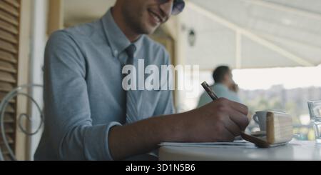 Junge Unternehmer trinken Kaffee, bevor Sie sich an das Büro. Nahaufnahme der Kaffeetasse. Das Morgenlicht. Stockfoto