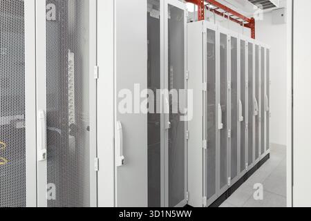 Weiß Serverraum Netzwerk/Communications Server Cluster in einem Serverraum Stockfoto