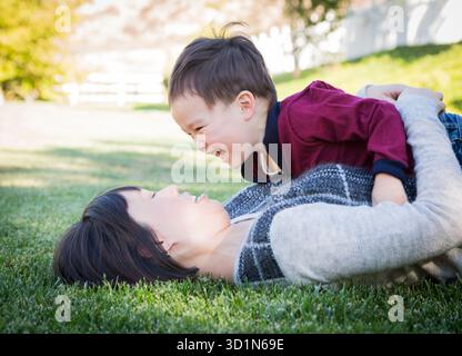 Chinesische Mutter, die Spaß mit ihrem Baby-Sohn hat Stockfoto