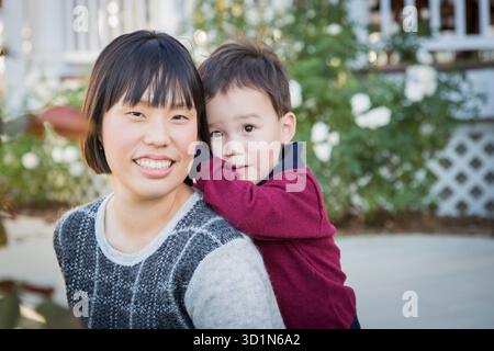 Chinesische Mutter, die Spaß mit ihrem Baby-Sohn hat Stockfoto