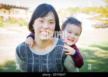 Chinesische Mutter, die Spaß mit ihrem Baby-Sohn hat Stockfoto