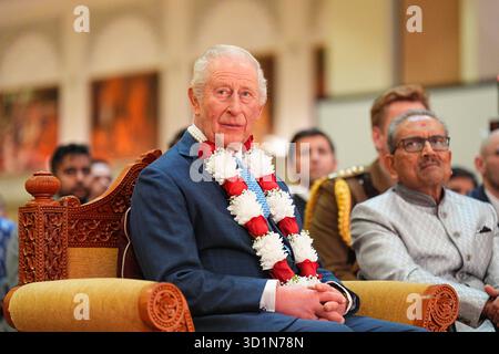König Karl III. Lächelt bei einem Besuch des BAPS Shri Swaminarayan Mandir (bekannt als der „Neasden-Tempel“) in Neasden, London. König Karl III. Und Königin Camilla werden spirituelle Zeremonien beobachten, Vertreter von Gemeinschafts- und Sozialinitiativen treffen, mit denen der Tempel arbeitet, bevor sie Mitglieder der Gemeinde treffen. Bilddatum: Mittwoch, 29. Oktober 2025. Stockfoto