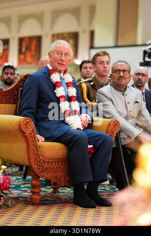 König Karl III. Lächelt bei einem Besuch des BAPS Shri Swaminarayan Mandir (bekannt als der „Neasden-Tempel“) in Neasden, London. König Karl III. Und Königin Camilla werden spirituelle Zeremonien beobachten, Vertreter von Gemeinschafts- und Sozialinitiativen treffen, mit denen der Tempel arbeitet, bevor sie Mitglieder der Gemeinde treffen. Bilddatum: Mittwoch, 29. Oktober 2025. Stockfoto
