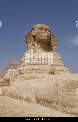 Die große Sphinx in Gizeh mit der Pyramide von hafre im Hintergrund Stockfoto