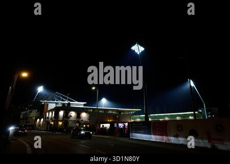 Wrexham, Großbritannien. Oktober 2025. Allgemeine Außenansicht des Rennbahnplatzes während des Spiels Wrexham gegen Cardiff City Carabao Cup im Racecourse Stadium, Wrexham. Der Bildnachweis sollte lauten: James Baylis/Sportimage Credit: Sportimage Ltd/Alamy Live News Stockfoto