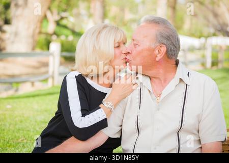 Liebevolles Seniorenpaar Porträt Im Park Stockfoto
