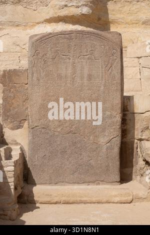 Nahaufnahme der Traumstele von Thuthmosis IV. Zwischen den Pfoten der Sphinx aus Sicht des Sphinxgehäuses. Gizeh, Ägypten Stockfoto