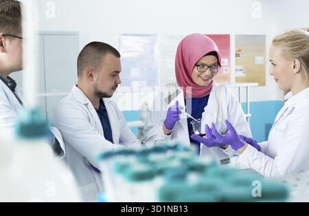 Junge Wissenschaftler in weißen Uniform arbeiten im Labor Stockfoto