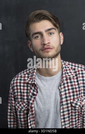 Porträt eines fröhlichen jungen Mannes im karierten Hemd Stockfoto