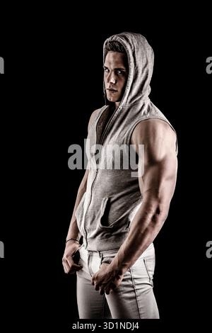 Schuss von hartem jungen Mann in dunklem T-Shirt isoliert Stockfoto