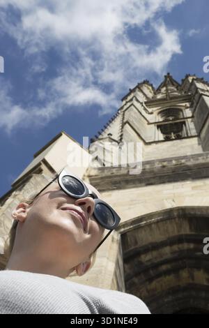 Schöne Frau, die die Stadt als Tourist in einem Bordeaux in Frankreich erkundet Stockfoto