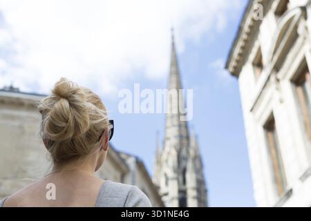 Schöne Frau, die die Stadt als Tourist in einem Bordeaux in Frankreich erkundet Stockfoto