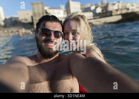 Ein junges und schönes Paar, das Selfie am Meer macht Stockfoto