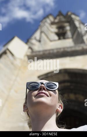 Schöne Frau, die die Stadt als Tourist in einem Bordeaux in Frankreich erkundet Stockfoto