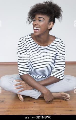 Porträt einer schönen jungen Frau mit Afro-Frisur hautnah Stockfoto