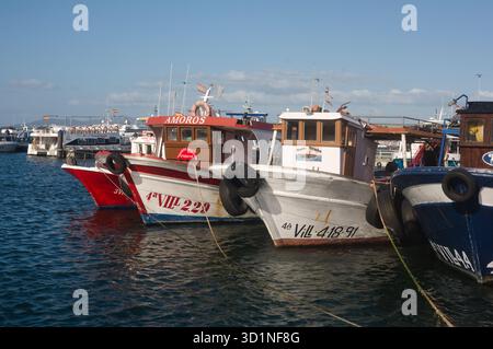Eine Reihe von Fischerbooten, die im Hafen von O Grove Galicien, Spanien, ankern Stockfoto