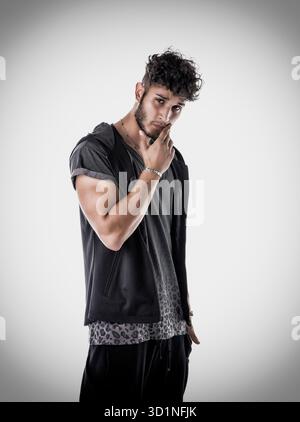 Harter junger Mann in dunklem T-Shirt isoliert Stockfoto