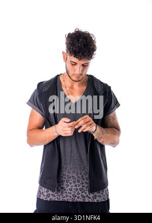 Harter junger Mann in dunklem T-Shirt isoliert Stockfoto