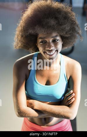 Junge schwarze Frau im Fitness-Outfit Stockfoto