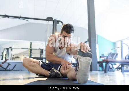 Männlichen Fitness-Modell macht Sit-ups und knirscht Ausübung Bauchmuskeln Stockfoto
