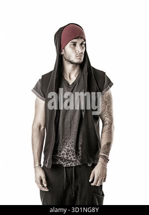 Harter junger Mann in dunklem T-Shirt isoliert Stockfoto