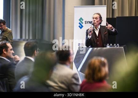 Antwerpen, Belgien. Oktober 2025. AUFMERKSAMKEIT REDAKTEURE: FOKUSBERICHTERSTATTUNG, VERTEILUNG ANGEFORDERT AN BELGA Port of Antwerp CEO Jacques Vandermeiren spricht während eines Presseshows von SynPet Technologies, Hafen Antwerpen-Brügge und Euroports über ein Kunststoffrecyclingprojekt am Mittwoch, den 29. Oktober 2025 im Havenhuis in Antwerpen. BELGA FOTO TOM GOYVAERTS Credit: Belga Nachrichtenagentur/Alamy Live News Stockfoto