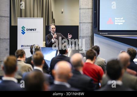 Antwerpen, Belgien. Oktober 2025. AUFMERKSAMKEIT REDAKTEURE: FOKUSBERICHTERSTATTUNG, VERTEILUNG ANGEFORDERT AN BELGA Port of Antwerp CEO Jacques Vandermeiren spricht während eines Presseshows von SynPet Technologies, Hafen Antwerpen-Brügge und Euroports über ein Kunststoffrecyclingprojekt am Mittwoch, den 29. Oktober 2025 im Havenhuis in Antwerpen. BELGA FOTO TOM GOYVAERTS Credit: Belga Nachrichtenagentur/Alamy Live News Stockfoto