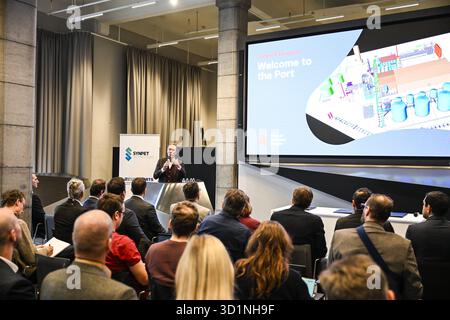 Antwerpen, Belgien. Oktober 2025. AUFMERKSAMKEIT REDAKTEURE: FOKUSBERICHTERSTATTUNG, VERTEILUNG ANGEFORDERT AN BELGA Port of Antwerp CEO Jacques Vandermeiren spricht während eines Presseshows von SynPet Technologies, Hafen Antwerpen-Brügge und Euroports über ein Kunststoffrecyclingprojekt am Mittwoch, den 29. Oktober 2025 im Havenhuis in Antwerpen. BELGA FOTO TOM GOYVAERTS Credit: Belga Nachrichtenagentur/Alamy Live News Stockfoto