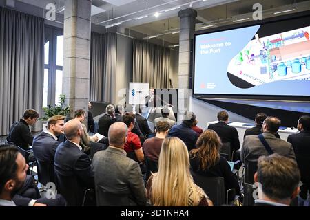 Antwerpen, Belgien. Oktober 2025. AUFMERKSAMKEIT REDAKTEURE: FOKUSBERICHTERSTATTUNG, VERTEILUNG ANGEFORDERT AN BELGA Port of Antwerp CEO Jacques Vandermeiren spricht während eines Presseshows von SynPet Technologies, Hafen Antwerpen-Brügge und Euroports über ein Kunststoffrecyclingprojekt am Mittwoch, den 29. Oktober 2025 im Havenhuis in Antwerpen. BELGA FOTO TOM GOYVAERTS Credit: Belga Nachrichtenagentur/Alamy Live News Stockfoto