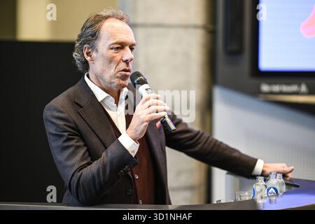 Antwerpen, Belgien. Oktober 2025. AUFMERKSAMKEIT REDAKTEURE: FOKUSBERICHTERSTATTUNG, VERTEILUNG ANGEFORDERT AN BELGA Port of Antwerp CEO Jacques Vandermeiren spricht während eines Presseshows von SynPet Technologies, Hafen Antwerpen-Brügge und Euroports über ein Kunststoffrecyclingprojekt am Mittwoch, den 29. Oktober 2025 im Havenhuis in Antwerpen. BELGA FOTO TOM GOYVAERTS Credit: Belga Nachrichtenagentur/Alamy Live News Stockfoto